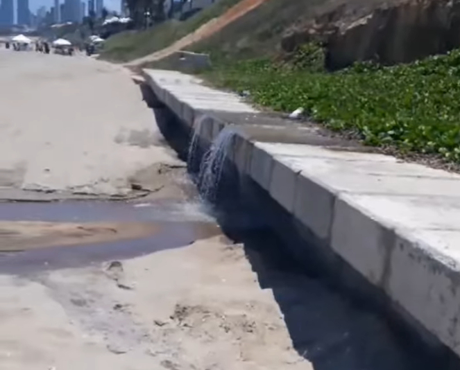 [VIDEO] Esgoto de estação da Caern atinge trecho recém liberado da engorda de Ponta Negra