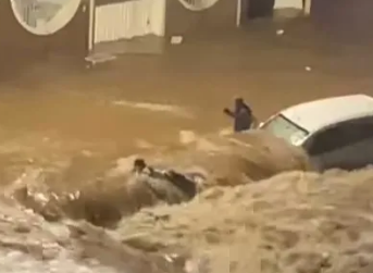 [VIDEO]Jovem é arrastada pela enxurrada durante chuva