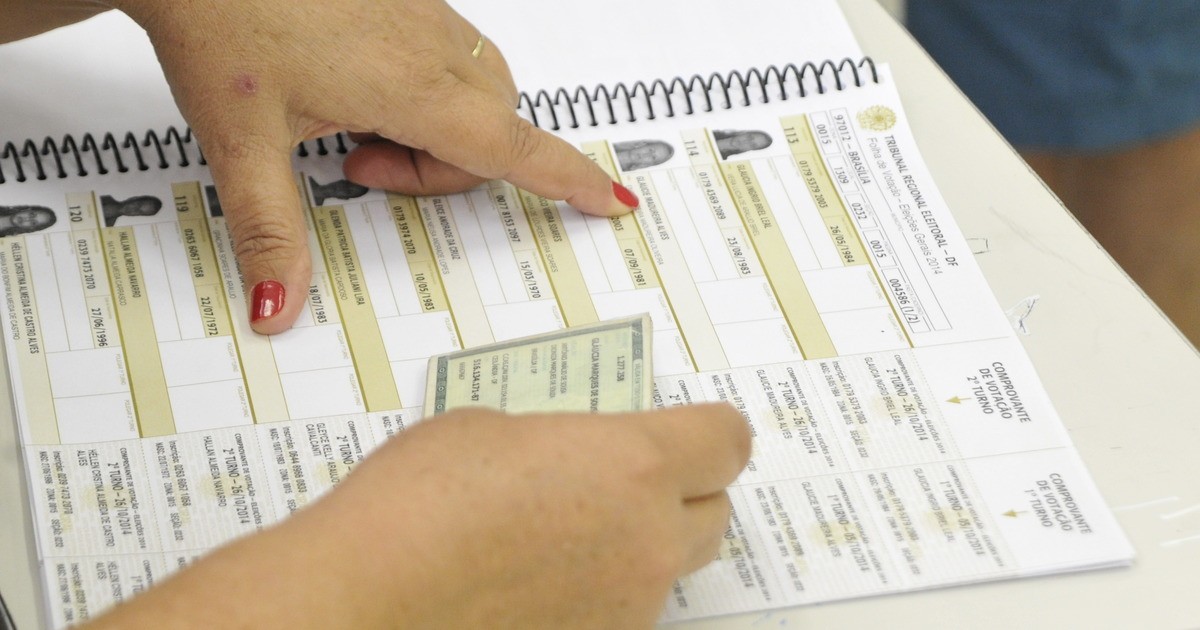 [VIDEO] Goteira na UERN molha caderno de votação e atrasa votação em Natal