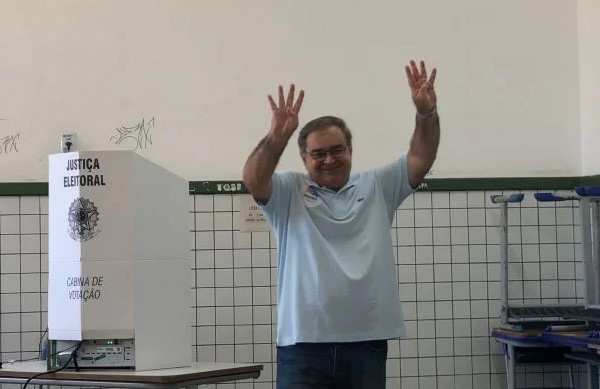 [VÍDEO] Álvaro Dias vota e reforça confiança: "Vitória com mais de 10 pontos para Paulinho Freire"