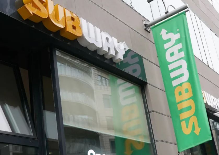 Ação acusa Subway de enganar clientes sobre quantidade de carne em seus sanduíches