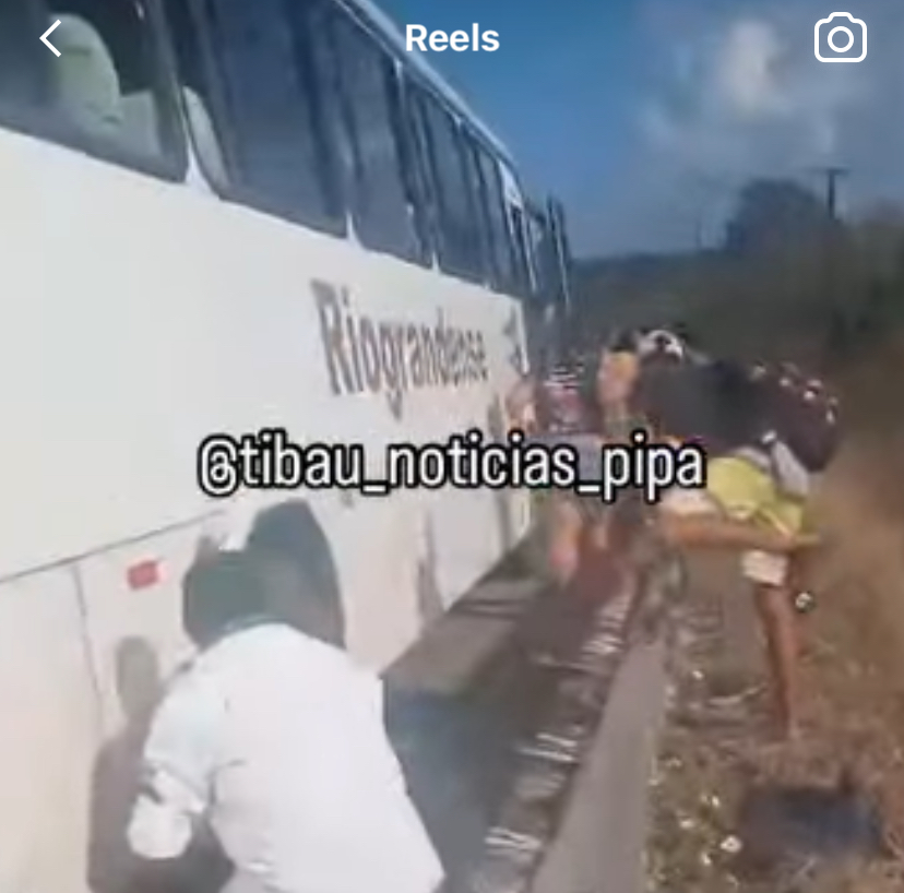 [VÍDEO] Ônibus pega fogo e passageiros precisam fugir pela janela em Pipa