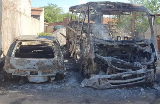 Fogo destrói ônibus e carros durante a madrugada no interior do RN; polícia suspeita de incêndio criminoso