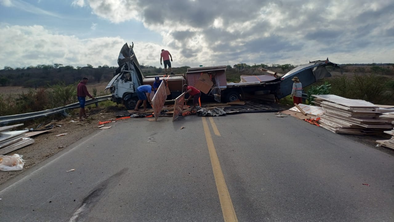 Carreta tomba e bloqueia BR-226, no RN