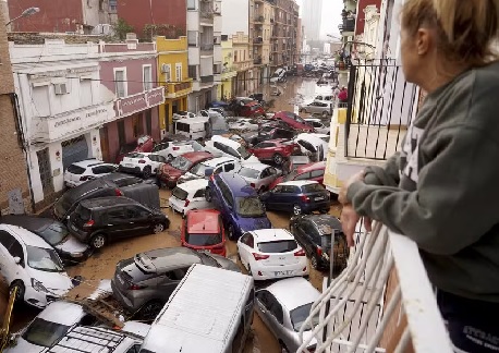 Pior enchente em décadas deixa 64 mortos em Valência, na Espanha