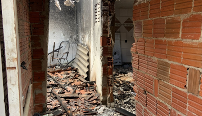 Casa de suspeito de assassinato é incendiada por populares na Grande Natal