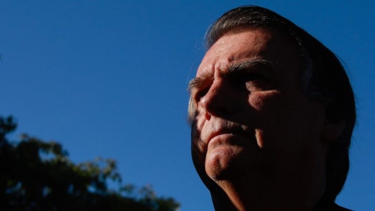 Bolsonaro diz que pedirá ao STF para ir à posse de Trump