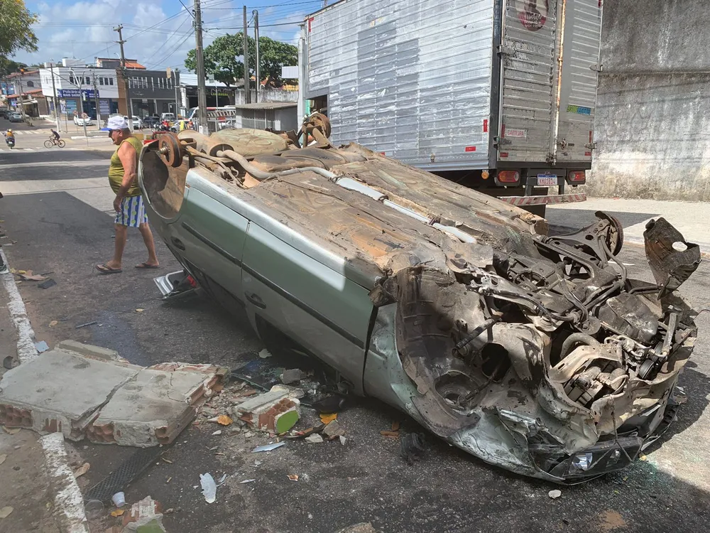 [VIDEO] Em Natal, bandidos furtam rodas de veículo capotado após motorista fugir do local