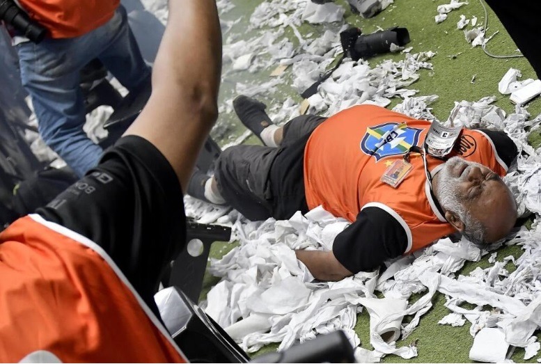 Fotógrafo é internado após ser atingido por explosivo na final da Copa do Brasil