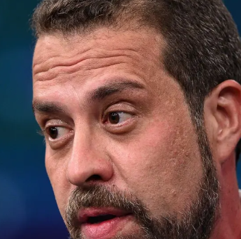 Escala 6×1 tira o direito de ter uma vida com qualidade, diz Boulos