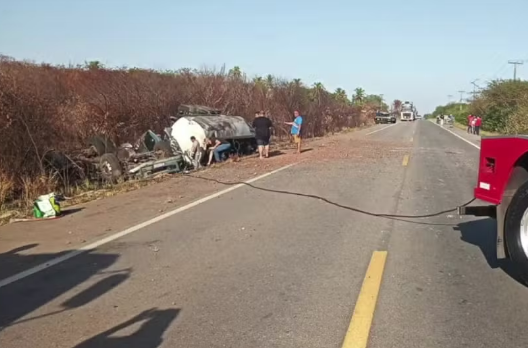 Motorista morre após tombamento de carreta de transporte de combustível na BR-406 no RN