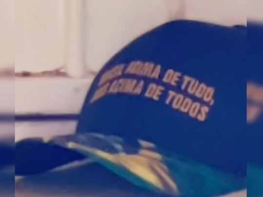 Boné com slogan de Bolsonaro estava no trailer de autor de explosões