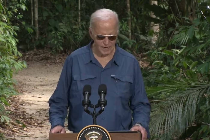 [VÍDEO] Após coletiva na Amazônia, Joe Biden caminha em direção à mata, e cena vira meme