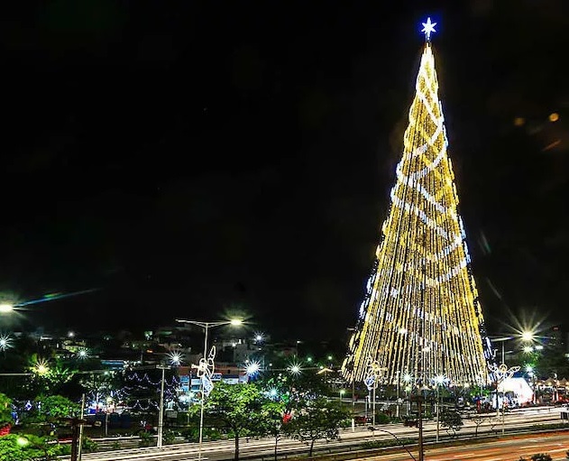 Decoração natalina começa a ser instalada em Natal