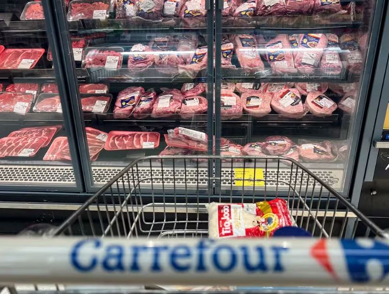 Após ser boicotado por frigoríficos, Carrefour se retrata e 'pede desculpas' ao Brasil