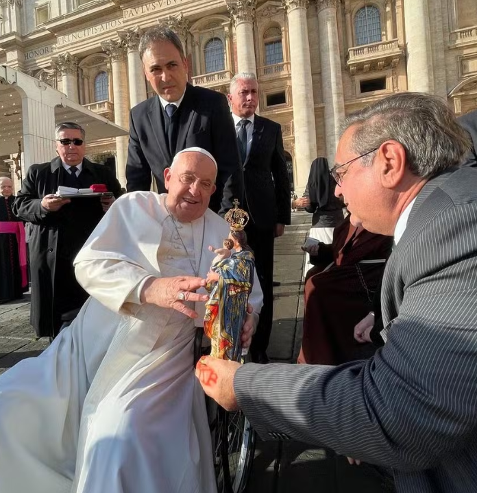 Prefeito entrega imagem da padroeira de Natal produzida por artista potiguar ao Papa Francisco