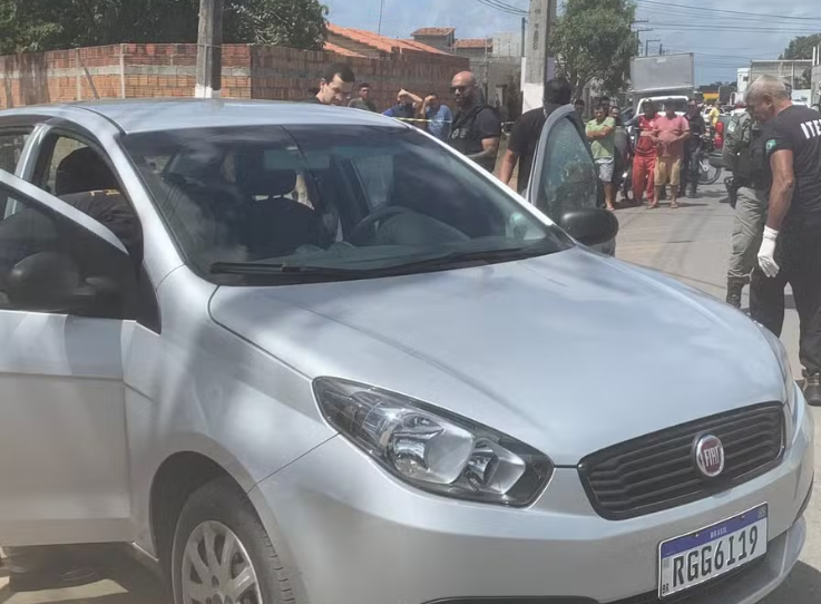 Homem é morto a tiros dentro de carro e passageiro fica ferido na Grande Natal