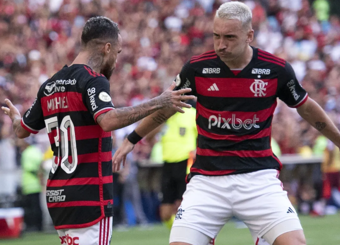 No Maracanã, Flamengo vence Inter, que deixa briga pelo título do Brasileirão