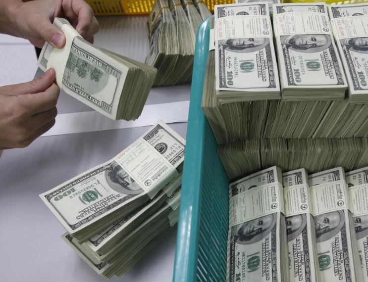 Dólar renova máxima histórica e fecha acima de R$ 6 com temor fiscal; Ibovespa cai