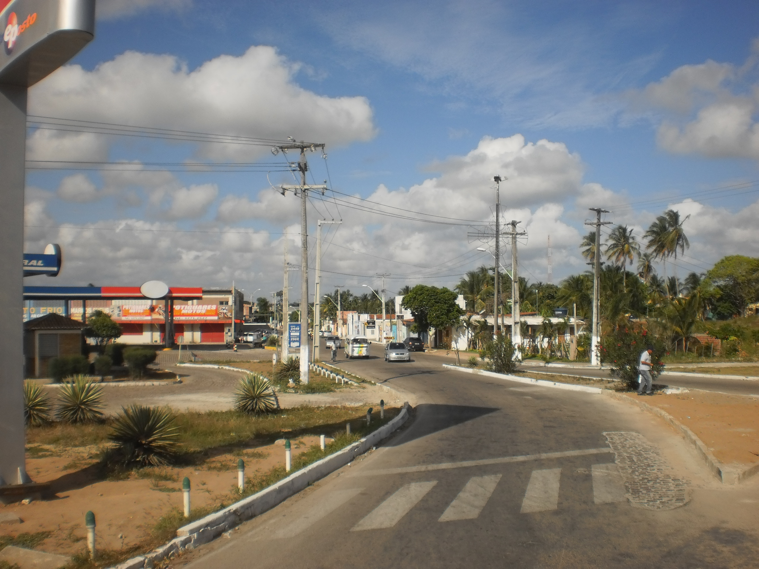 Moradores de Macaíba passam mais de 13 horas sem energia após carro bater em poste na Grande Natal