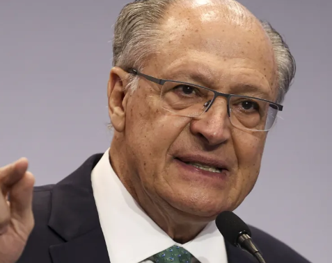 Alckmin diz que dólar deve cair após aprovação de corte de gastos