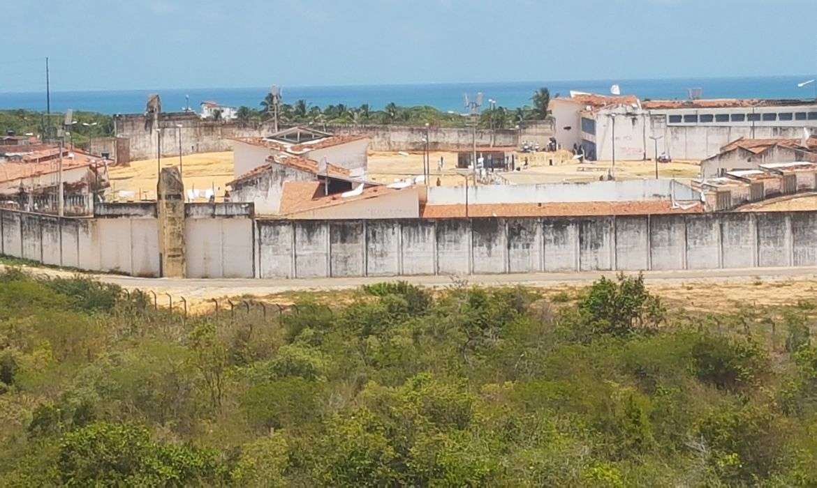 Tumulto em Alcaçuz: Agentes precisam usar gás de pimenta e balas de borracha em detentos