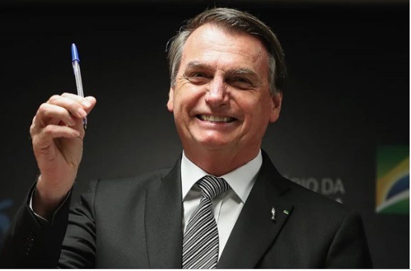 Bolsonaro cria empresa para vender artigos de viagem, óculos e roupas