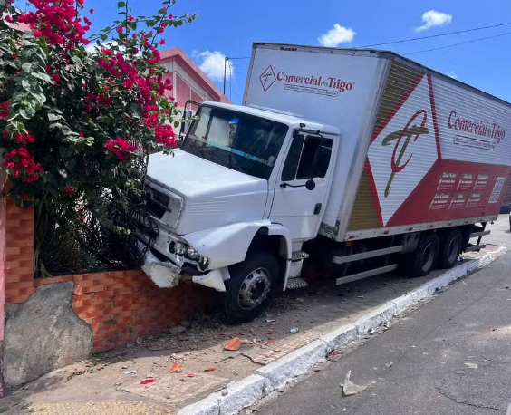 Caminhão perde controle e atinge seis carros e uma casa em Ceará-Mirim