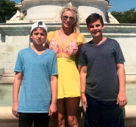 Britney Spears se emociona ao reencontrar filhos após dois anos: ‘Melhor Natal da minha vida’