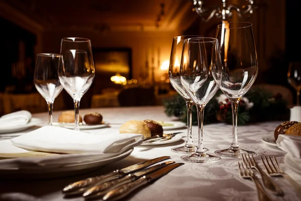 depositphotos_52128155-stock-photo-table-setting-for-celebration.jpg