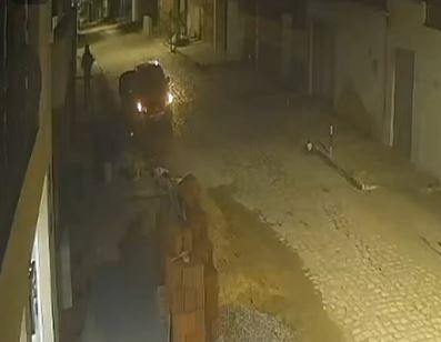policial roubando.JPG