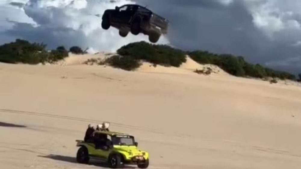 Carro voa nas dunas do Ceará