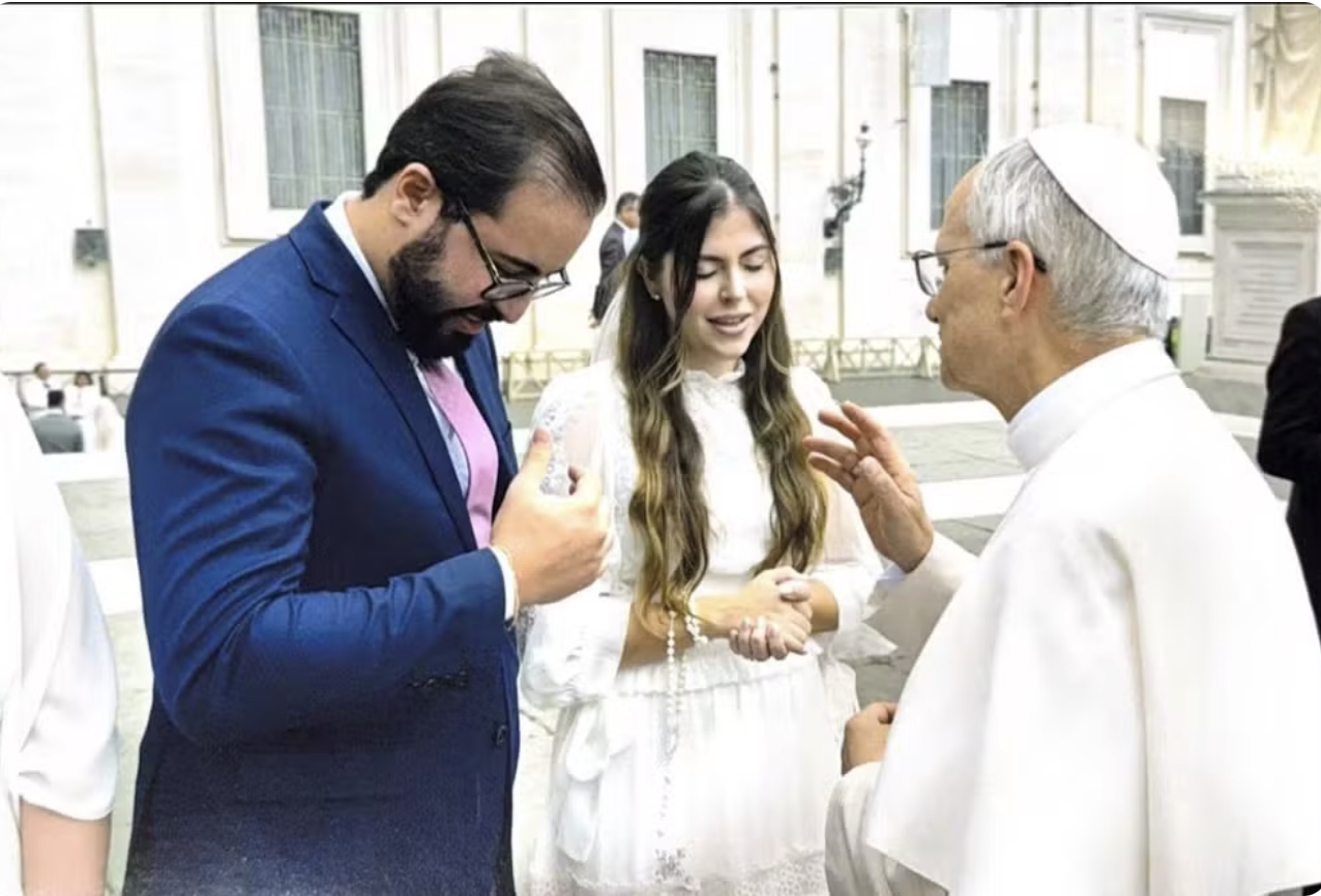 Fábio Fernandes Gomes e Juliana Martins Duarte Gomes receberam benção para recém-casados do papa Leão XIV — Foto: Arquivo Pessoal