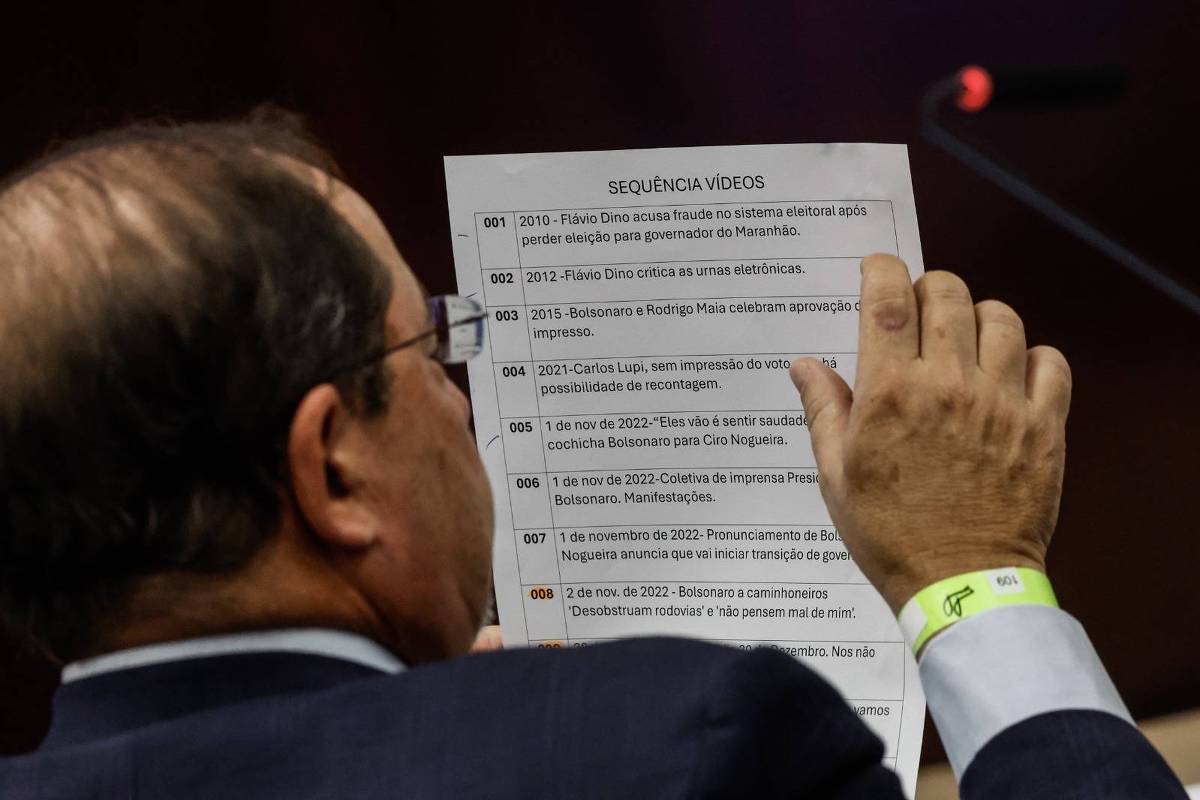 Celso Vilardi, advogado de Jair Bolsonaro, segura lista de vídeos que pretendia exibir em audiência do STF - Gabriela Biló/Folhapress
