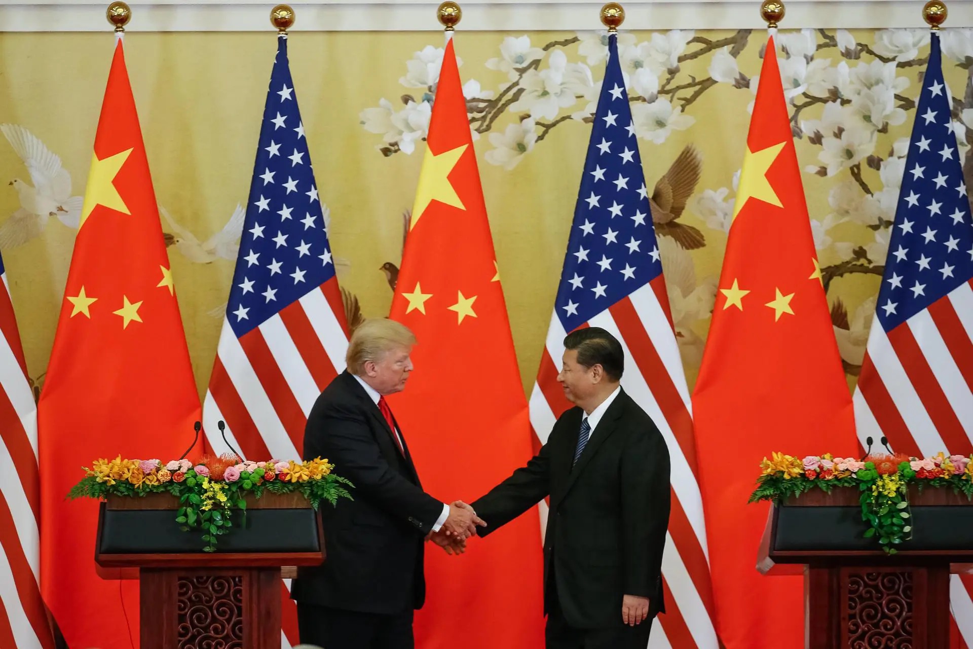 Trump e Xi durante visita oficial do republicano à China no primeiro mandato na Casa Branca, em 2017: países estão próximos de alcançar um novo acordo comercial (Foto: EFE/Roman Pilipey)