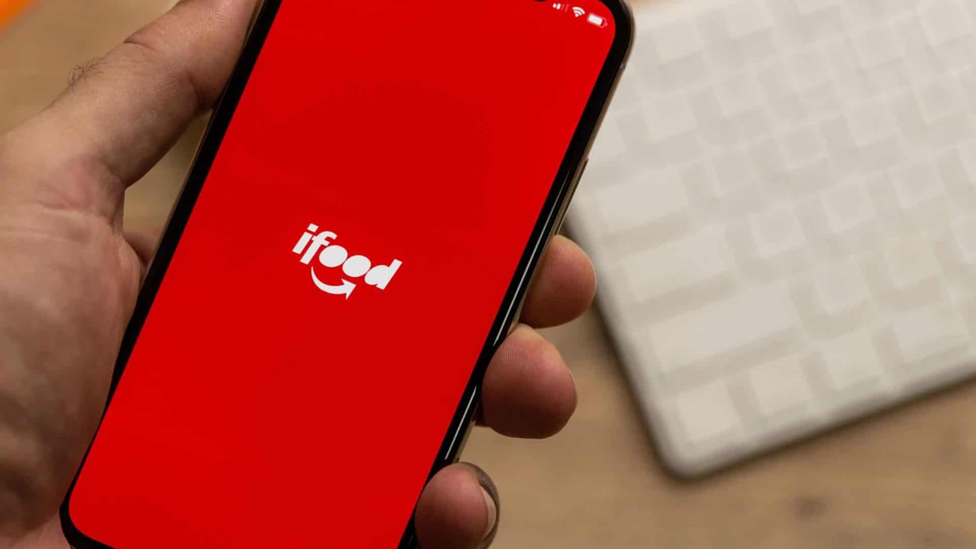 Celular abrindo o aplicativo do iFood (Imagem: Beto Chagas/Shutterstock)