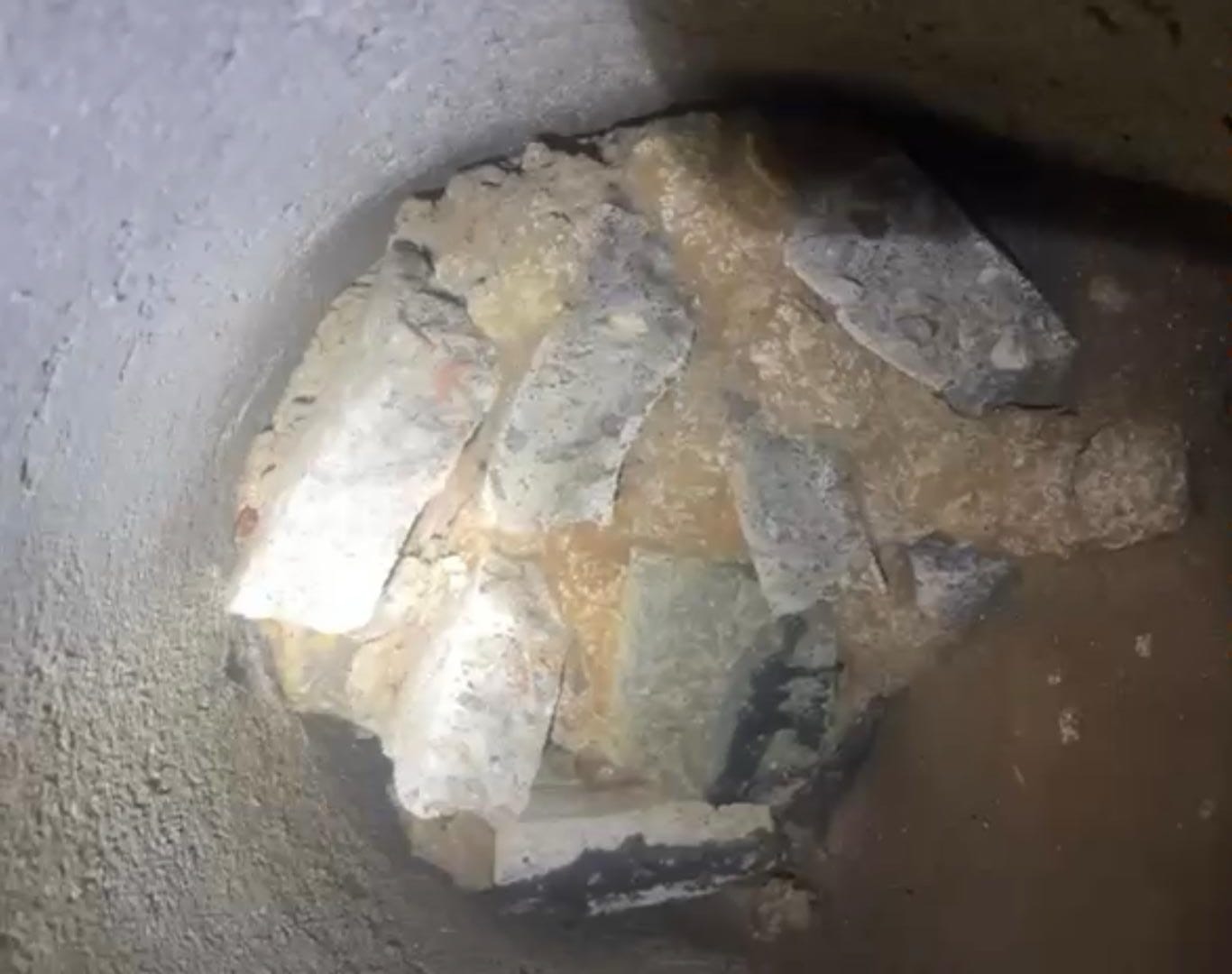 Pedras concretadas manualmente obstruem tubulação no bairro de Nazaré | Foto: Seinfra