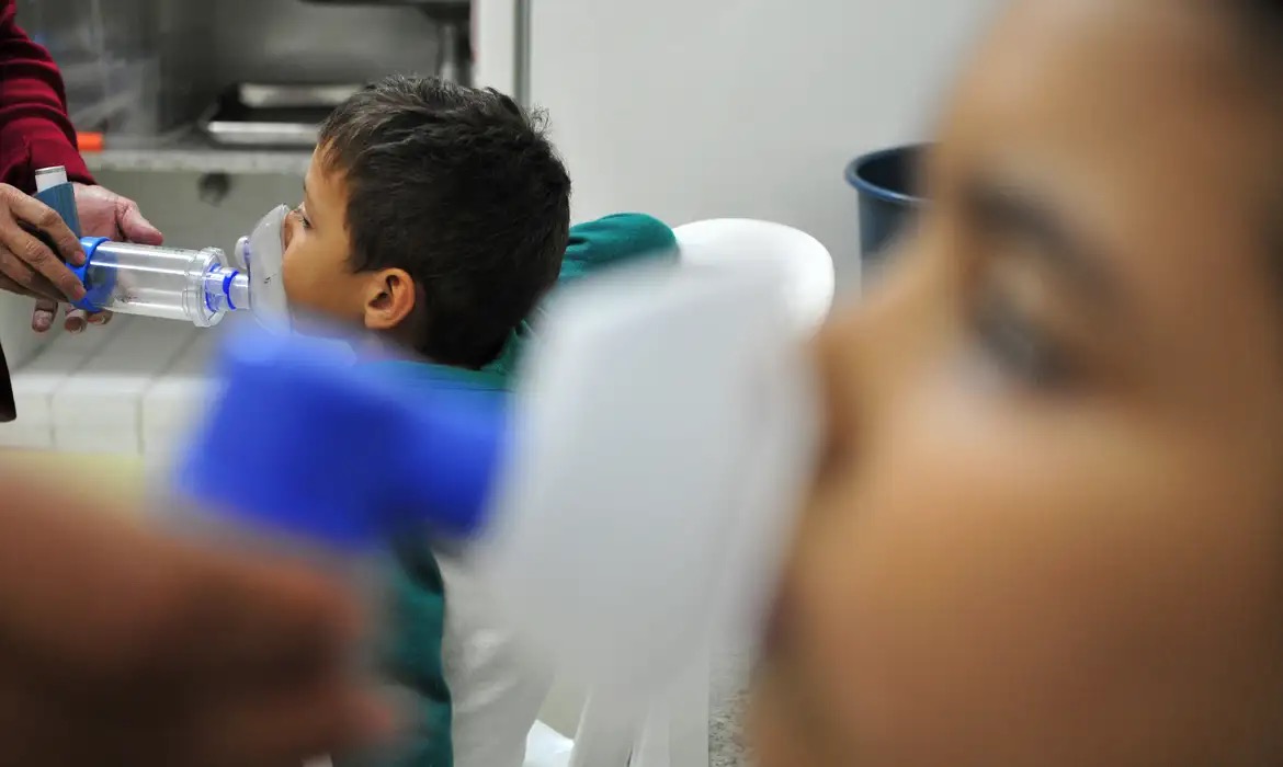 Crianças no hospital fazendo nebulização | Foto: TONY WINSTON/AGÊNCIA BRASÍLIA
