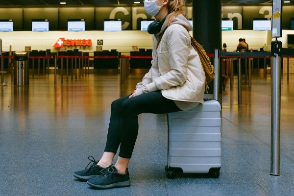 Mulher esperando no aeroporto | Foto: Divulgação/TJTN