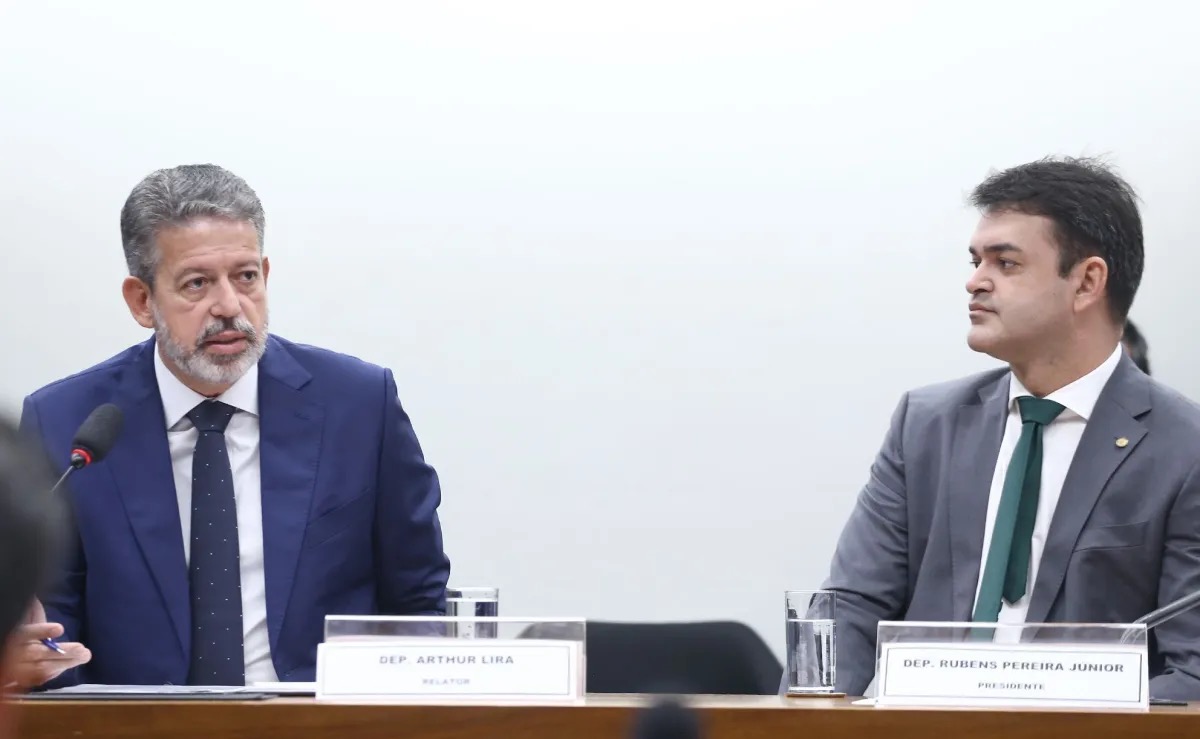 O relator do projeto sobre a isenção do IR, deputado Arthur Lira (PP-AL), e o presidente da comissão especial sobre a proposta, deputado Rubens Pereira Jr. (PT-MA)  • Vinicius Loures/Câmara dos Deputados
