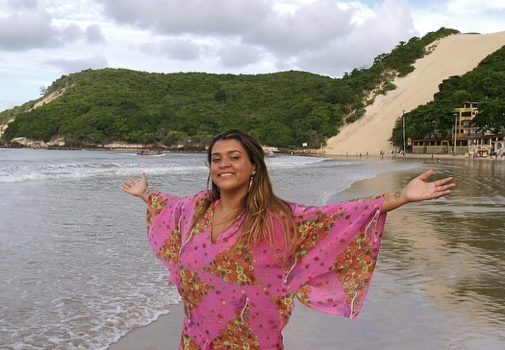 Preta Gil em frente ao Morro do Careca na praia de Ponta Negra, em Natal - RN | Foto: Canindé Soares