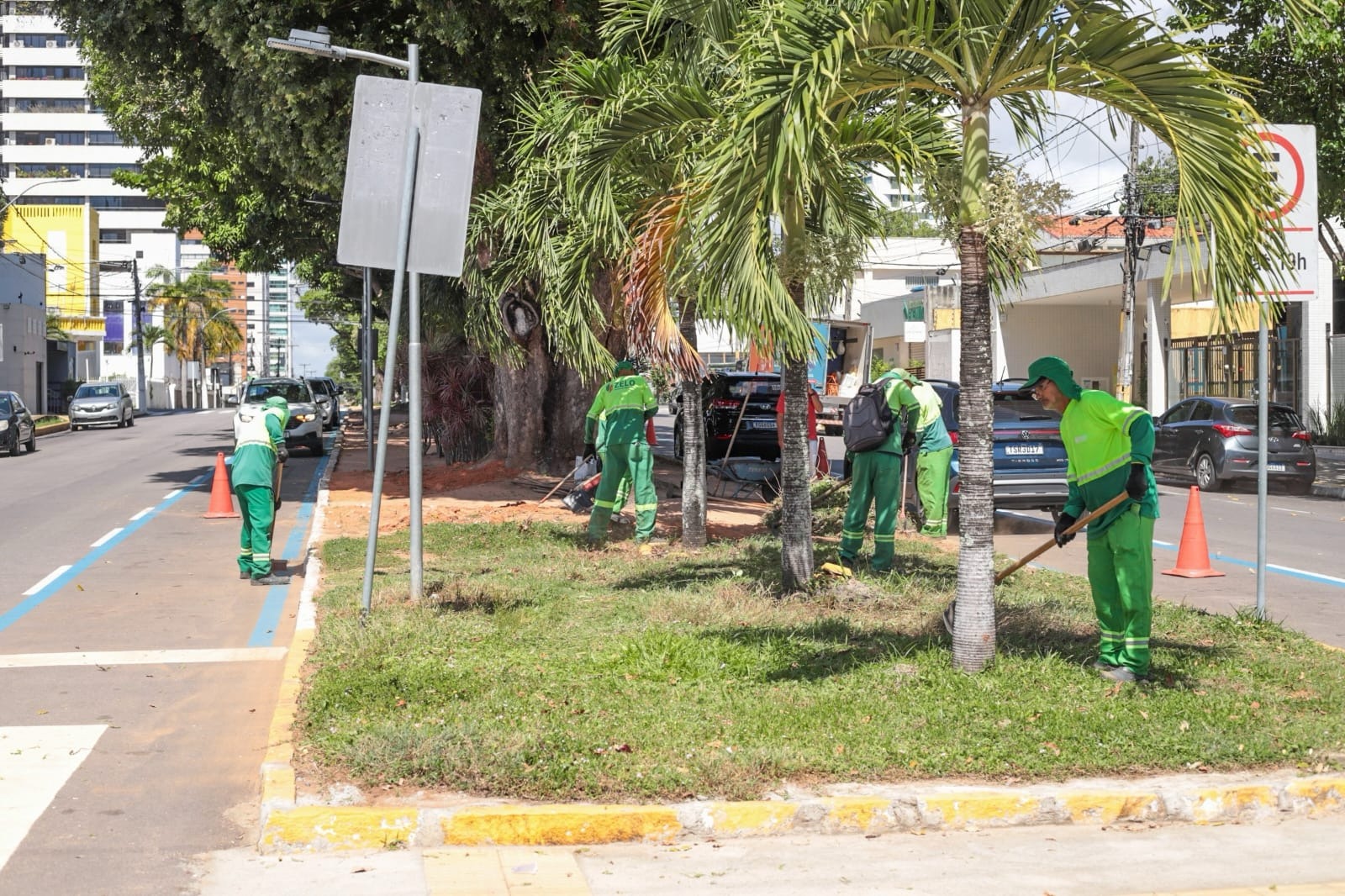 Zeladoria urbana | Limosa de canteiros | Natal | Crédito: Roberto Galhardo/SEMSUR