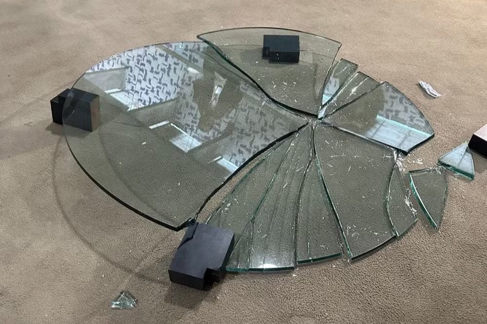 Mesa de vidro quebrada em tumulto na saída de Bolsonaro da Câmara em 21/07/2025 — Foto: Paloma Rodrigues/TV Globo
