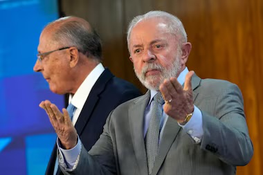 Lula, presidente da República, e, ao fundo, o vice Geraldo Alckmin Foto: Eraldo Peres/AP