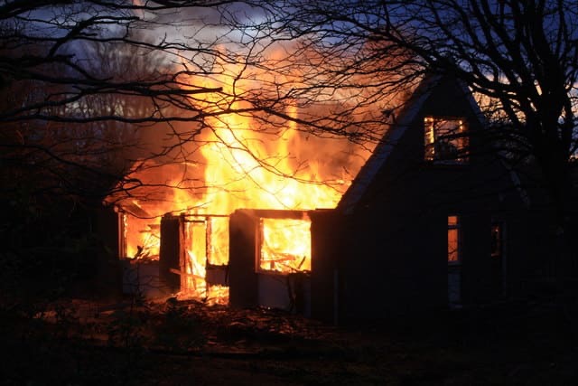 Casa pegando fogo | Incendio residência | Imagem: Reprodução/Bucka