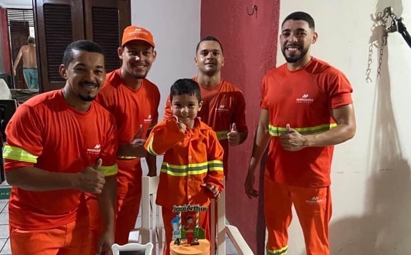 Criança comemora aniversário com garis e emociona trabalhadores da limpeza urbana em natal | Foto: Urbana