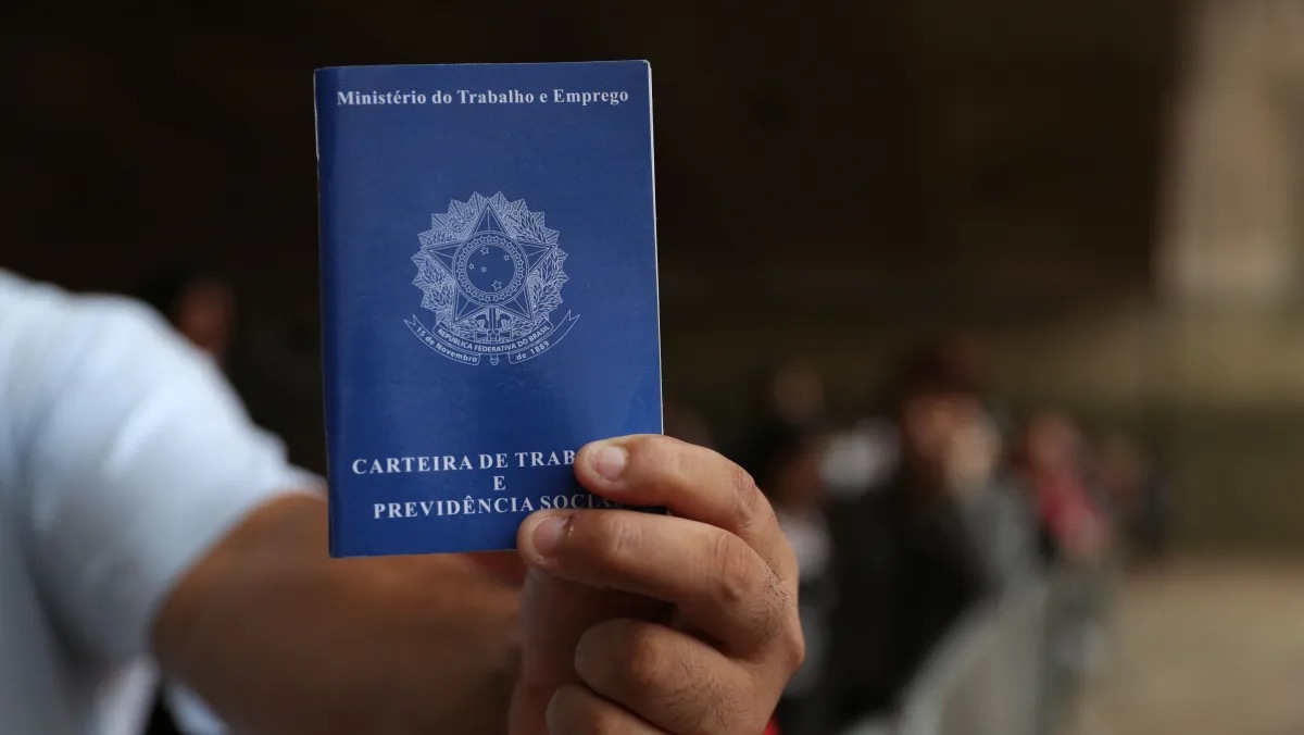 Homem mostra carteira de trabalho em São Paulo  • Amanda Perobelli/Reuters