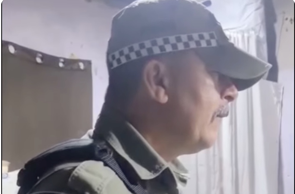 Policial dá carão em homem acusado de agredir mãe pela 2ª vez | Foto: Reprodução