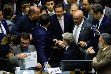 Bolsonaristas tentaram impedir Motta de reassumir trabalhos no plenário da Câmara; Pollon, que segura um papel, deve ser um dos punidos com suspensão cautelar. Foto: WILTON JUNIOR
