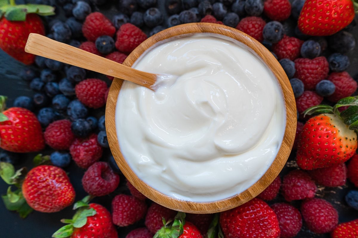 Iogurte com frutas | Wilatlak Villette/Getty Images